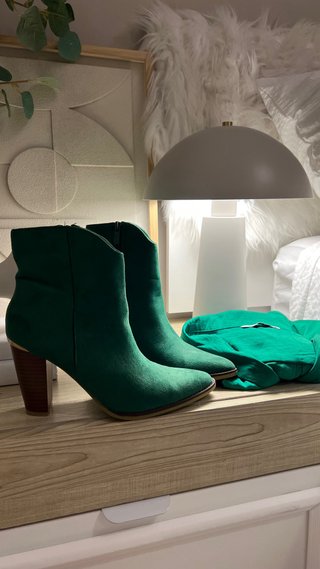 Botines Verdes y Blusa a Juego