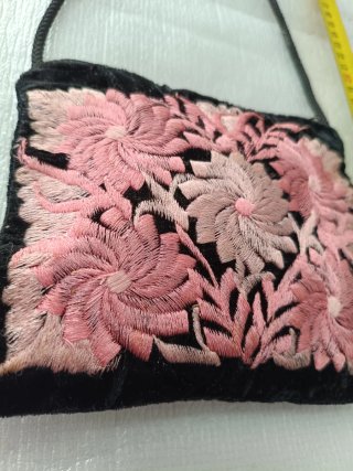Bolso de terciopelo bordado