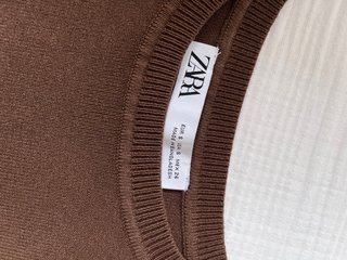 Top de punto marrón Zara