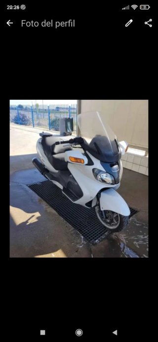 Suzuki Burgman Maxi-Scooter Blanca