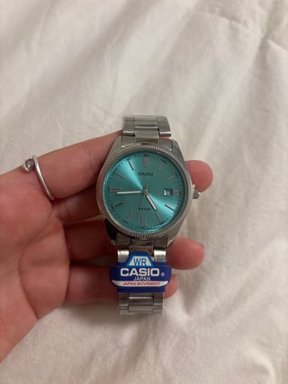 Reloj Casio Plateado con Esfera Turquesa