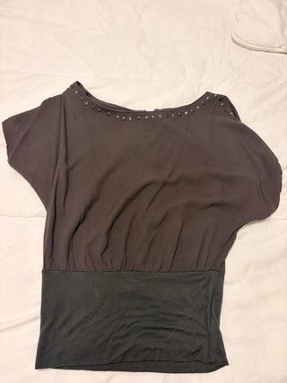 Camiseta Bershka gris con tachuelas