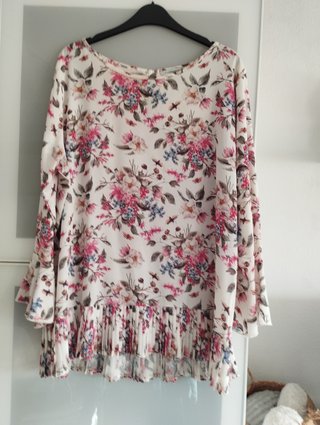 Blusa floreada con volante txxl