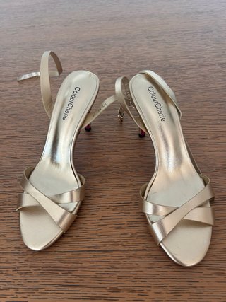 Sandalias de tacón doradas ColourCherie