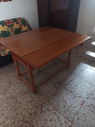 Mesa Antigua de Alas de Madera