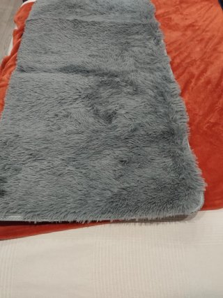 Tappeto in pelo lungo grigio