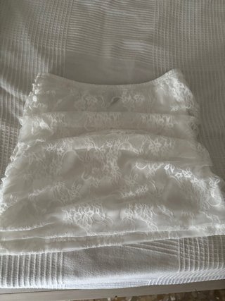 Falda corta de encaje blanca