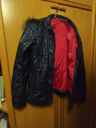 Chaqueta Deportiva Stradivarius Negra y Roja