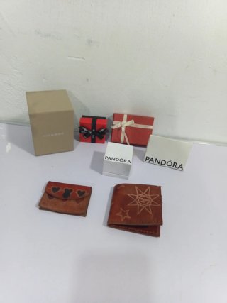 Lote de 2 Carteras y 4 Cajas de Regalo