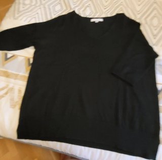 Jersey de lana fina negro y rojo, 8 euros cada uno