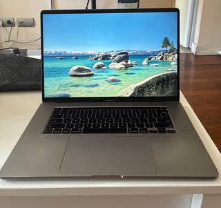 MacBook Pro 16” 2019 – i7 / 16 GB – batería y past
