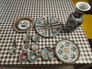 Set de Vajilla y Jarrón de Porcelana Asiática