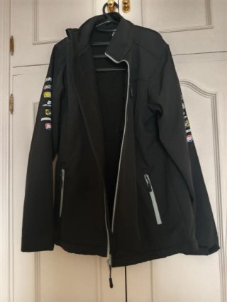 Chaqueta Negra con Parches