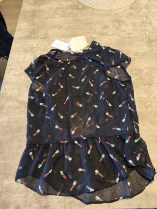 Blusa negra con estampado de labios