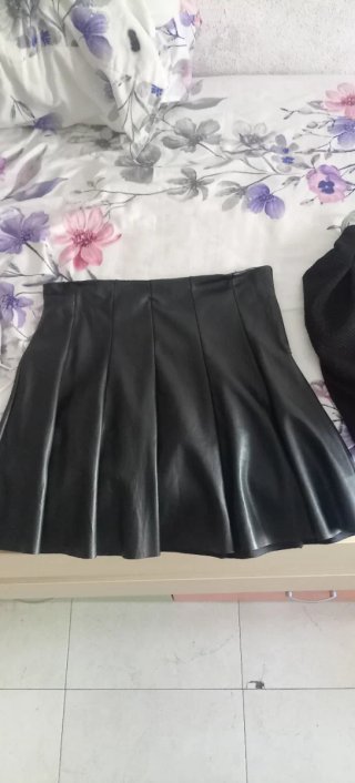 Falda corta negra de cuero
