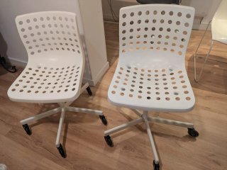 Set de 2 sillas blancas con ruedas