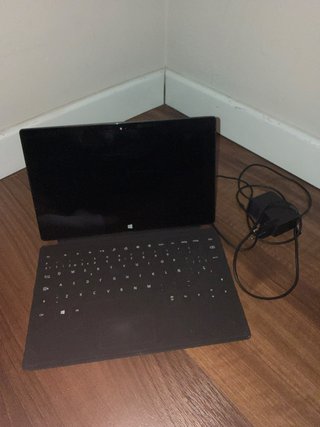 Microsoft Surface con teclado y cargador