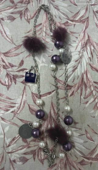 Collar con abalorios y detalles de pelo