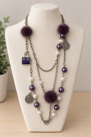 Collar con abalorios y detalles de pelo