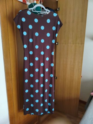 Vestido largo con estampado de lunares