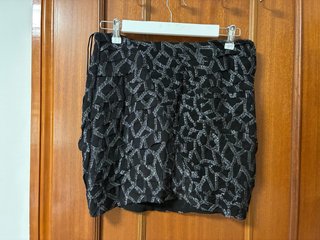 Falda corta negra con estampado