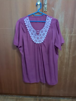Blusa Morada con Detalle de Encaje