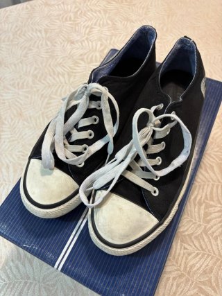 Zapatillas Mustang Negras Talla 42. Tipo Converse.