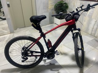 Bicicleta Eléctrica de Montaña Roja