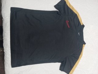 Camiseta Nike Negra y Dorada de niño