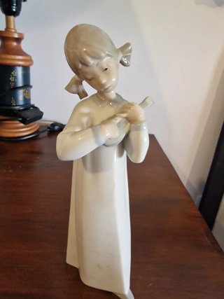 Figura Lladró Niña con Guitarra