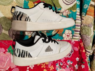 Zapatillas Adidas con detalle de cebra