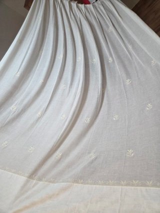 Tende bianche in cotone con ricami