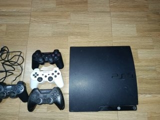 Consola PS3 sin disco duro con 4 mandos
