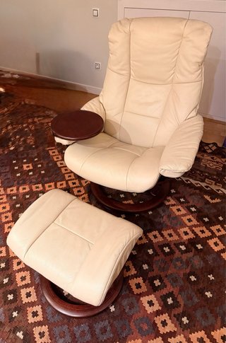 Sillón Relax Giratorio Beige con Reposapiés