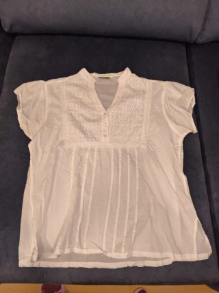 Blusa blanca con detalles bordados