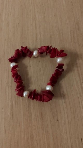 Pulsera elástica de coral rojo y perlas