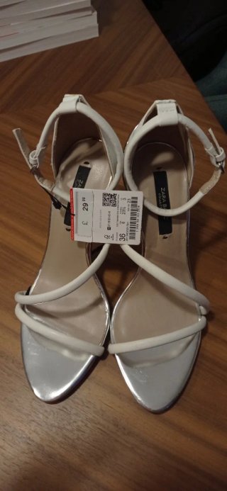 Zapatos de tacón Zara blancos y plateados.