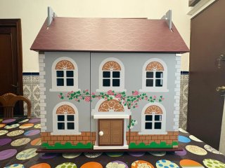 Casita de muñecas de madera