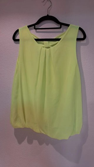 Blusa de tirantes amarilla, con lazo en la espalda