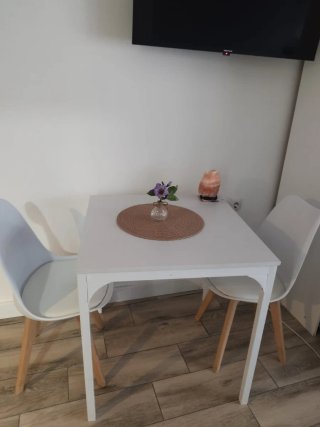 Mesa Cuadrada y 2 Sillas Blancas 80x80