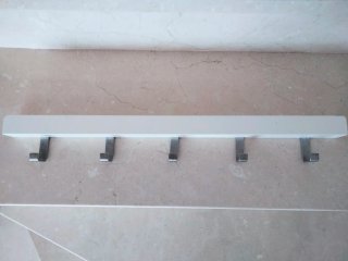 Perchero de pared blanco con 5 ganchos