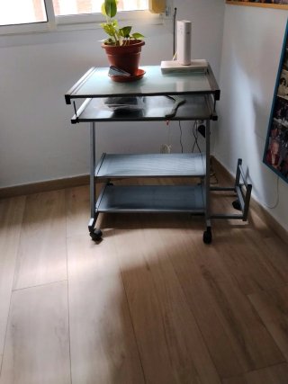 Mesa de ordenador con ruedas