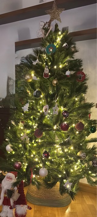 Árbol de Navidad con luces y adornos