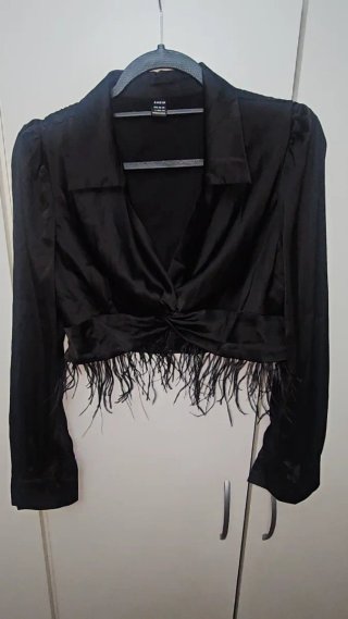 Camisa Negra de Satén con Plumas
