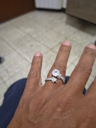 Anillo con Piedra Central y Detalles Florales