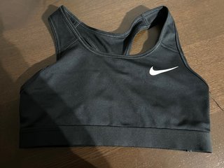 Top deportivo Nike negro
