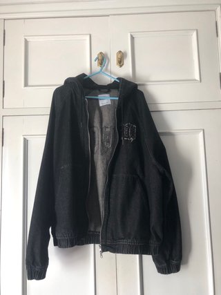 Chaqueta Vaquera Negra con Capucha Bershka