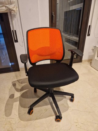 Silla Giratoria Basculante Negra y Naranja