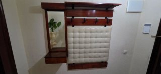 Mueble de entrada con espejo y perchero
