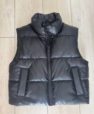 Chaleco acolchado efecto piel negro Zara